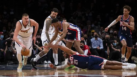 水上绝技惊艳，笑颜美女视频爆红网络